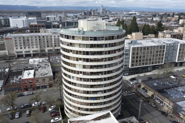 شوهد Smith Tower Apartments يوم الاثنين ، 10 مارس 2025 ، في فانكوفر ، واشنطن (AP Photo/Jenny Kane)