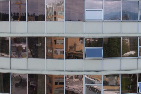 تعكس Windows at Smith Tower Apartments المحيطات في فانكوفر ، واشنطن ، يوم الاثنين ، 10 مارس 2025. (AP Photo/Jenny Kane)