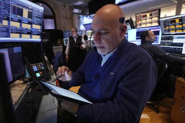 يعمل Trader Vincent Napolitano على أرضية بورصة نيويورك ، الثلاثاء ، 11 مارس 2025. (AP Photo/Richard Drew)