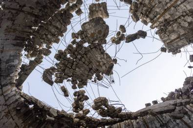 منظر من مسجد الإمام شافي بينما يتجمع الفلسطينيون لأداء صلاة الجمعة الثانية لشهر رمضان في حي آل زايون في غزة في 14 مارس 2025.