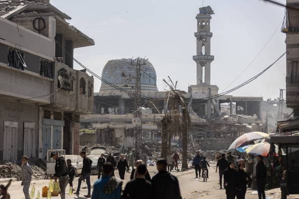 الفلسطينيون يتجمعون بين أنقاض مسجد الإمام شافي لأداء صلاة الجمعة الثانية لشهر رمضان في حي آل زايون في غزة في 14 مارس 2025.