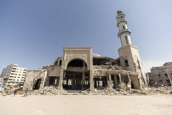 منظر من مسجد الإمام شافي بينما يتجمع الفلسطينيون لأداء صلاة الجمعة الثانية لشهر رمضان في حي آل زايون في غزة في 14 مارس 2025.