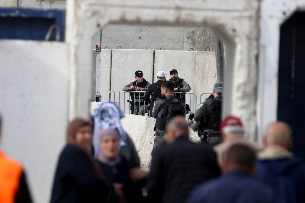 إسرائيل تقيد الوصول الفلسطيني إلى الققة يوم الجمعة النهائي لرمضان