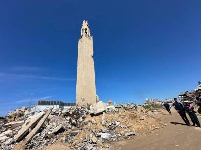 لم يتمكن عدد كبير من المساجد في غزة عن الترحيب بالمصلين هذا رمضان بعد أن تركوا جزئيًا أو تضرارًا تمامًا بسبب قصف إسرائيل للهيكل على مدار 15 شهرًا (محمد أسد)