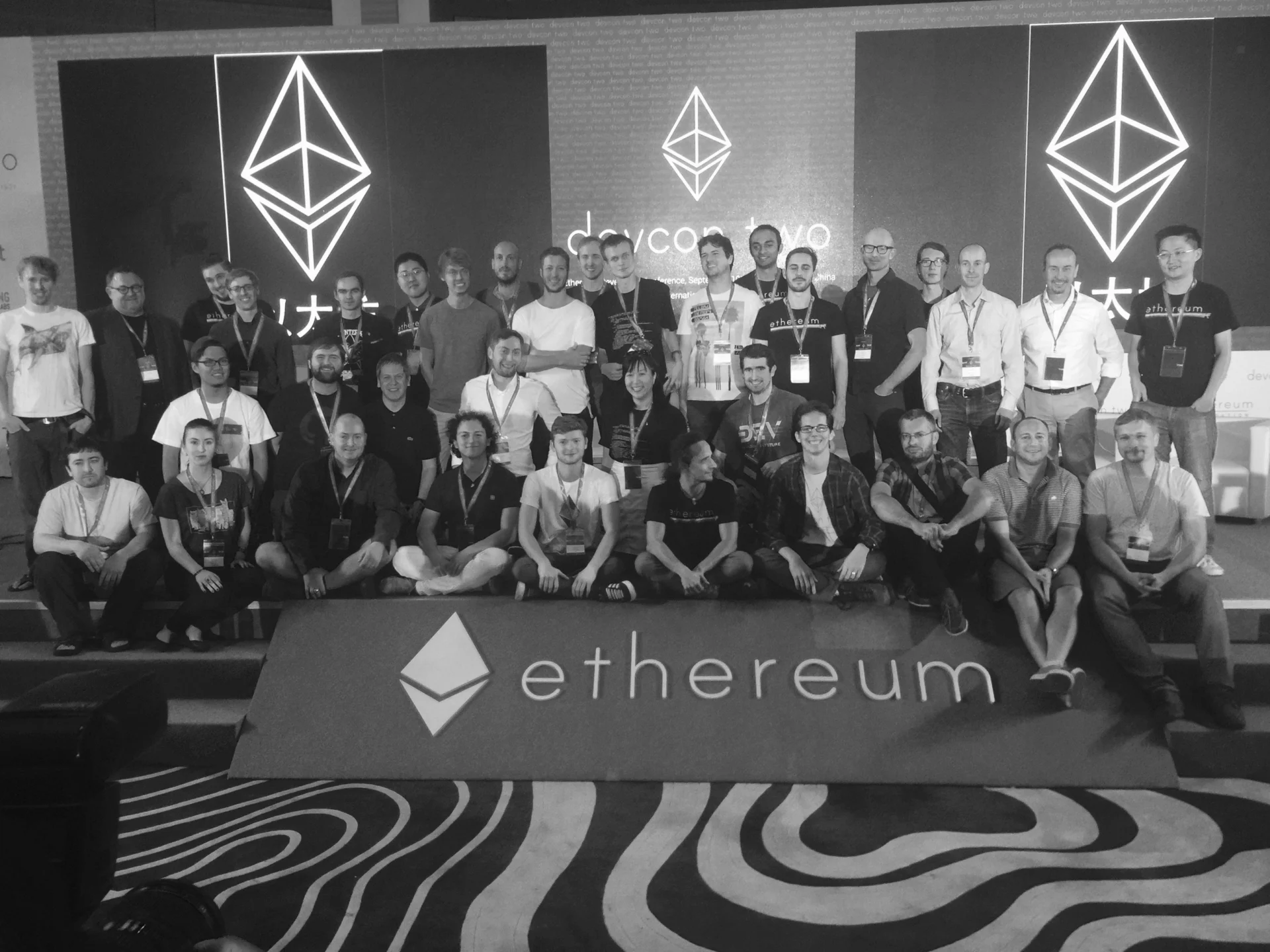 الحاضرون يضعون صورة في الثانية Ethereum Devcon في عام 2016