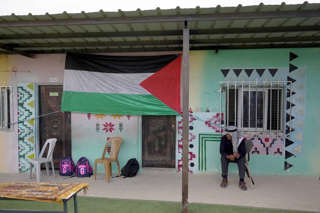 مهاجمة المستوطنين الإسرائيليين غير الشرعيين مدرسة فلسطينية في الضفة الغربية المحتلة