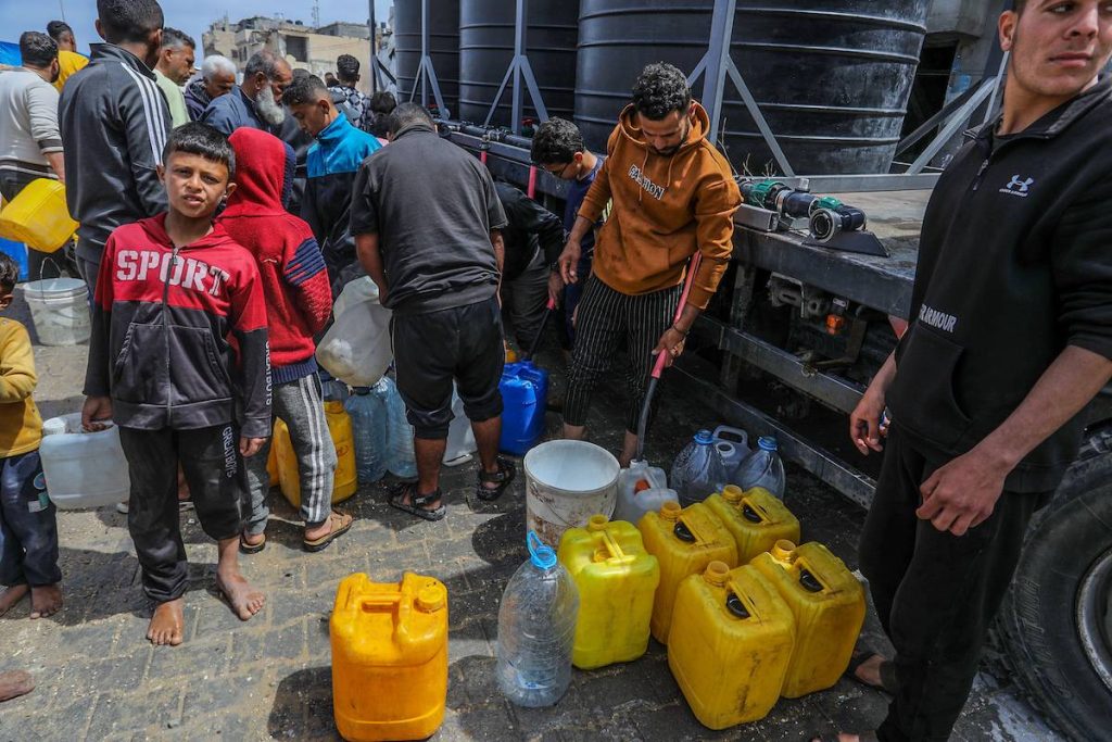 عطش غزة غير القابل للتشويش: مأساة المياه وسط قصف لا هوادة