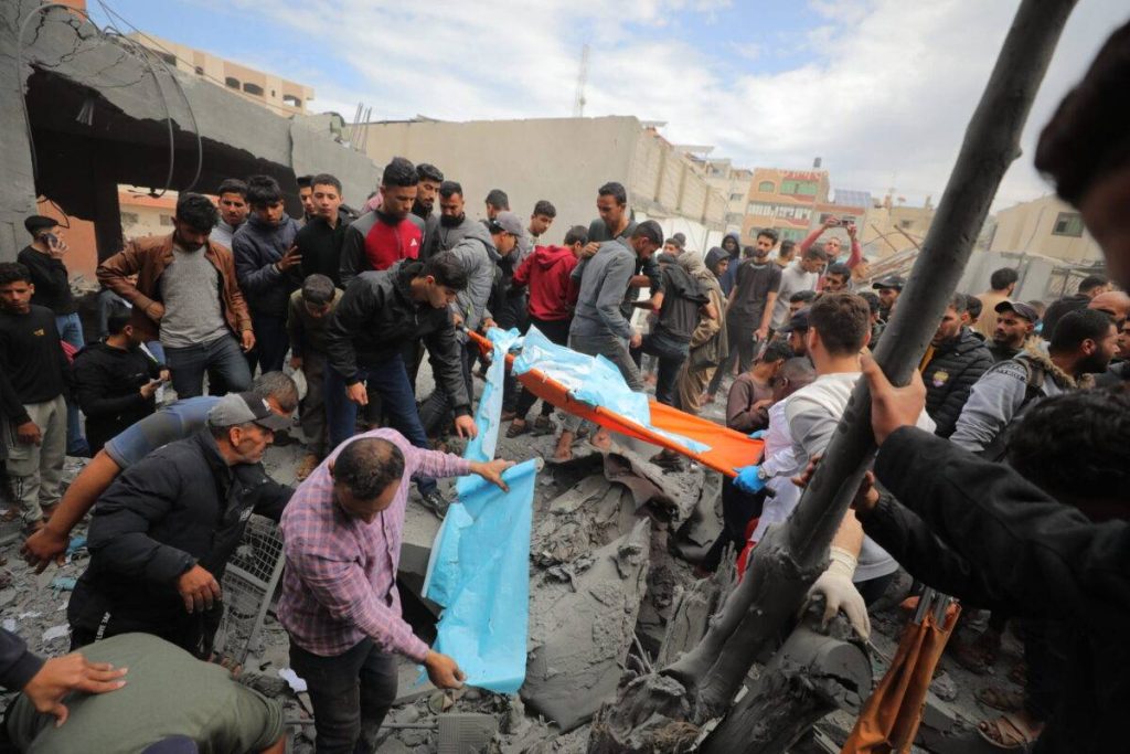 قُتل ما لا يقل عن 11 فلسطينيًا كطائرات إسرائيلية تطلق ضربات جوية جديدة في غزة