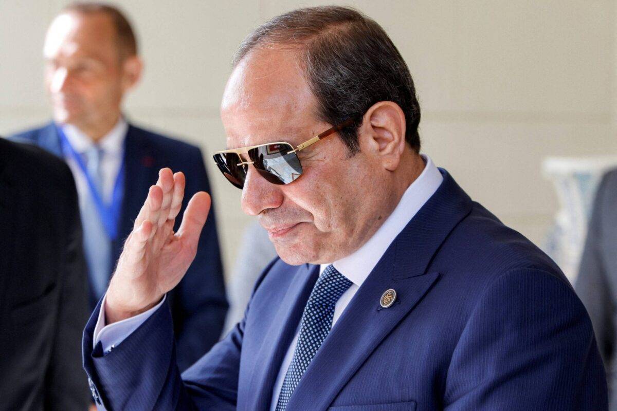 يقوم رئيس مصر عبد الفاهية السيسي بأداء تحية في القصر الرئاسي في القاهرة في 7 أبريل 2025 (Ludovic Marin/Pool/AFP عبر Getty Images)