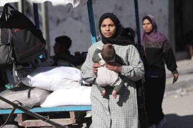 يفر الفلسطينيون ، مع بعض ممتلكاتهم معهم ، بعد أن دعا جيش الاحتلال الإسرائيلي الفلسطينيين الذين يعيشون في مناطق شرق غزة لإخلاء منازلهم مباشرة في 11 أبريل 2025 (Mohamd Asad/Meo)