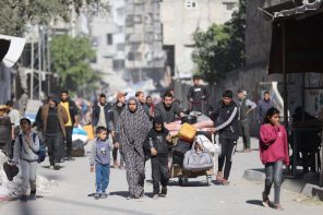 الفلسطينيون يفرون ، وأخذوا بعض ممتلكاتهم معهم ، بعد أن دعا جيش الاحتلال الإسرائيلي الفلسطينيين الذين يعيشون في مناطق شرق غزة لإخلاء منازلهم في 11 أبريل 2025 (محمد أسد/ميمو)