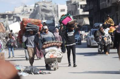 الفلسطينيون يفرون ، مع بعض ممتلكاتهم معهم ، بعد أن استدعى جيش الاحتلال الإسرائيلي الفلسطينيين الذين يعيشون في مناطق شرق غزة لإخلاء منازلهم في 11 أبريل 2025 (محمد أسد/ميمو)