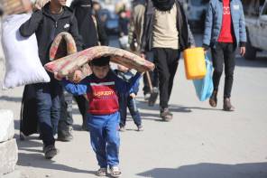 يفر الفلسطينيون ، مع بعض ممتلكاتهم معهم ، بعد أن دعا جيش الاحتلال الإسرائيلي الفلسطينيين الذين يعيشون في مناطق شرق غزة لإخلاء منازلهم مباشرة في 11 أبريل 2025 (Mohamd Asad/Meo)