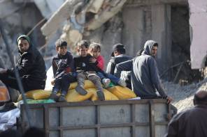 الفلسطينيون يفرون ، مع بعض ممتلكاتهم معهم ، بعد أن استدعى جيش الاحتلال الإسرائيلي الفلسطينيين الذين يعيشون في مناطق شرق غزة لإخلاء منازلهم في 11 أبريل 2025 (محمد أسد/ميمو)