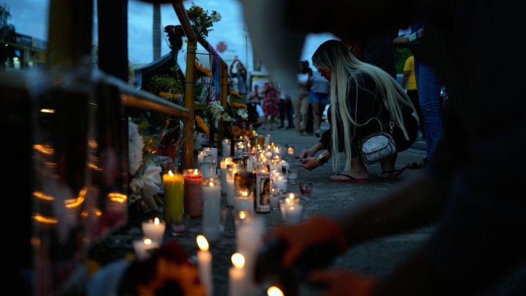 53 ساعة محمومة من البحث عن الناجين بعد انهيار السقف في نادي دومينيكان الأيقوني