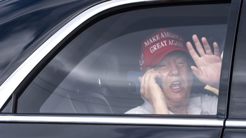 ترامب يضرب ملعب الجولف مع انخفاض سوق الأوراق المالية لليوم الثاني على التوالي على الرسوم الجمركية