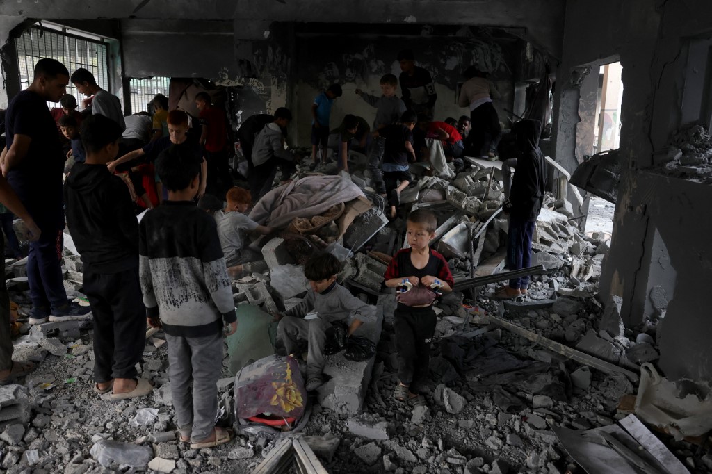فلسطينيون ينقذون العناصر من أنقاض مدرسة فاطمة بنت أسد في ضربات إسرائيلية في جاباليا في قطاع غزة الشمالي في 12 مايو 2025.