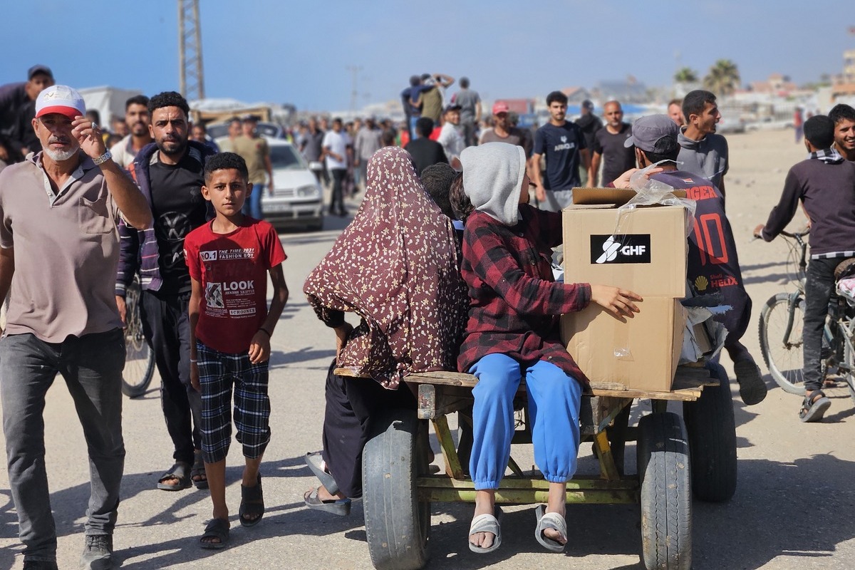 الآلاف من الفلسطينيين يتسببون في تدافع في نقطة توزيع المساعدات الإنسانية التي تسيطر عليها "مؤسسة غزة الإنسانية" في جنوب غزة ، في 27 مايو 2025. (هاني الشاير - وكالة Anadolu)