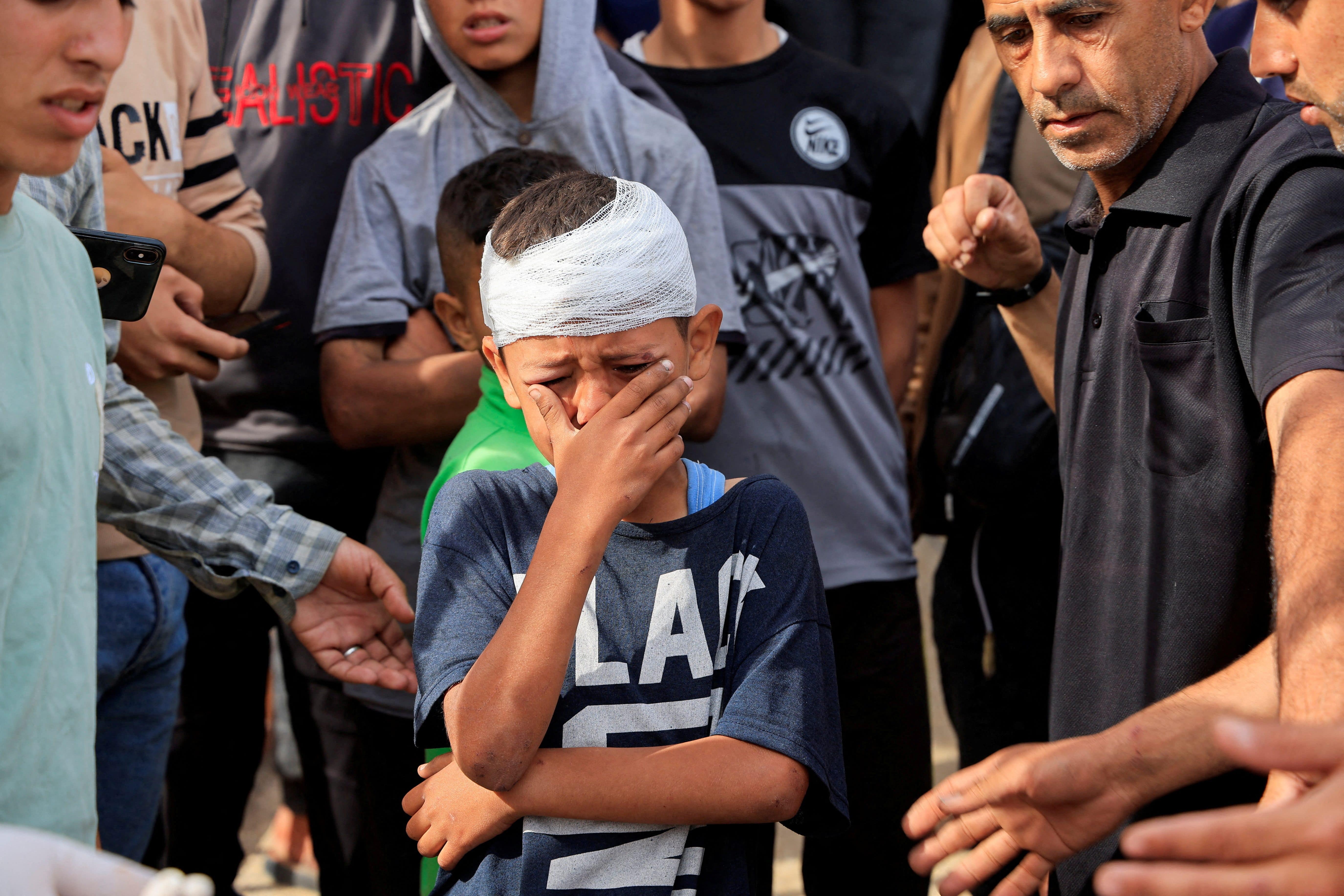 الطفل الفلسطيني المصاب ، يوسف البايوك ، يبكي على إخوته ، ماث ومواتاز ، الذين قتلوا في ضربات إسرائيلية ، بينما يحضر المشيعون جنازتهم ، في مستشفى ناصر في خان يونس ، جنوب غزة ، 15 مايو 2025. رويترز.