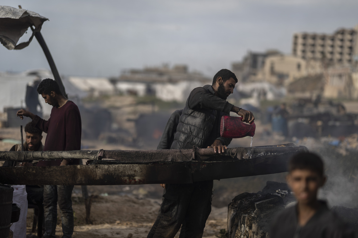 ينتج الفلسطينيون الوقود عن طريق معالجة البلاستيك النفايات التي يجمعونها مع بعض المواد الكيميائية في عمليات مختلفة بسبب الصعوبات في تزويد الغاز المعبأة في زجاجات ووقود للمركبات في مدينة غزة ، غزة في 02 مايو ، 2025. (محمود أبو حمدا - وكالة Anadolu)