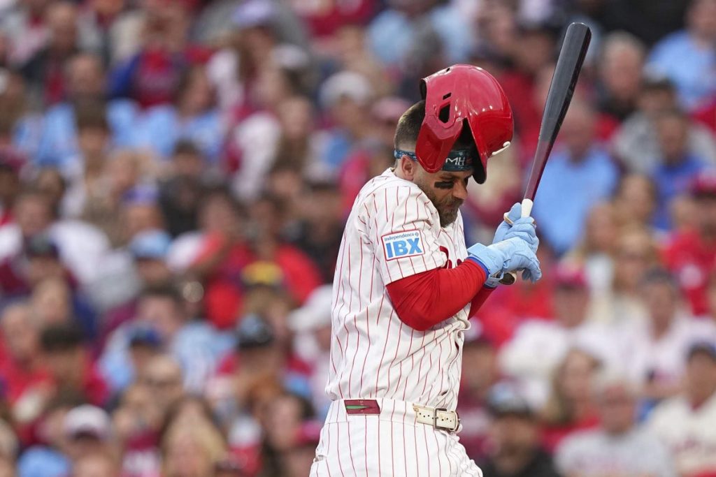 برايس هاربر يخرج من لعبة فيليز برافز مع الكوع الكوع بعد النجاح