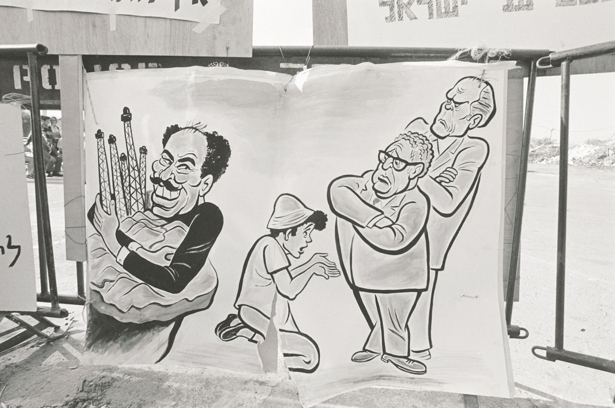رسم ساخر يظهر إسرائيل يتصدر لهنري كيسنجر من الولايات المتحدة بينما يفلت رئيس مصر سادات مع صحراء سيناء الغنية بالزيت. (David Rubinger/Corbis/Corbis عبر Getty Images)