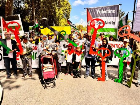 IMG-20250517-WA0030 People ، يمسكون لافتات وأعلام فلسطينية بمسيرة تضامنًا مع فلسطين ويدعو إلى وقف لإطلاق النار في غزة ، بمناسبة الذكرى السابعة والسبعين لناكبا في لندن ، المملكة المتحدة في 17 مايو 2025.