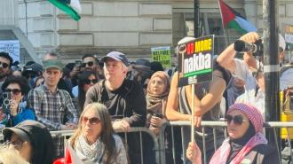 IMG-20250517-WA0036 People ، يمسكون لافتات وأعلام فلسطينية بمسيرة تضامنًا مع فلسطين ويدعو إلى وقف لإطلاق النار في غزة ، مما يمثل الذكرى السابعة والسبعين لناكبا في لندن ، المملكة المتحدة في 17 مايو 2025.
