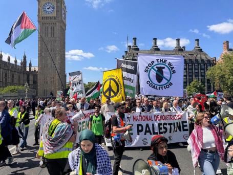 whatsapp image 2025-05-17 في 16.31.26_bf1fb72d الناس ، ويحملون لافتات وأعلام فلسطينية في مسيرة تضامن مع فلسطين ودعا إلى وقف إطلاق النار في غزة ، مما يمثل الذكرى السابعة 77 لنكبا في لندن ، الملكة المتحدة في 17 مايو ، 2025.