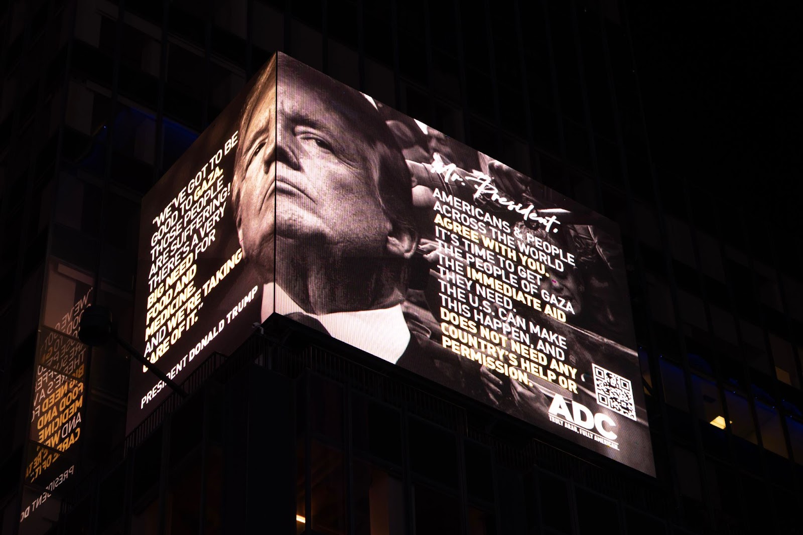 تُظهر لوحة إعلانية أقيمت من قبل ADC في Times Square في 12 مايو 2025 وجه الرئيس دونالد ترامب وطلبًا أن يسمح بمساعدة غير مشروطة في غزة ، بناءً على تعهده بالمساعدة.