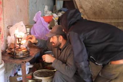 يصنع الفلسطينيون بابور ، موقد كيروسين تقليدي ، يتم تصنيعه في ضوء أزمة غاز الطهي في غزة (محمد الأسد/الأوسط/الشرقي الأوسط)