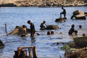 يتجه الفلسطينيون إلى ميناء بعد نزوحه مرة أخرى من الشمال من غزة تحت قصف إسرائيلي ثقيل. (تصوير مو من مو أسد)