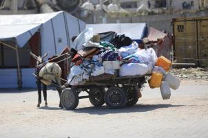 يتجه الفلسطينيون إلى ميناء بعد نزوحه مرة أخرى من الشمال من غزة تحت قصف إسرائيلي ثقيل. (تصوير مو من مو أسد)