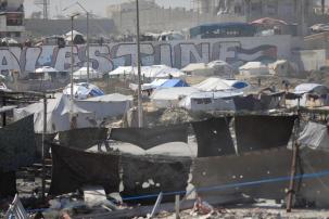 يتجه الفلسطينيون إلى ميناء بعد أن تم تهجيرهم مرة أخرى من شمال غزة تحت قصف إسرائيلي ثقيل. (الصورة من قبل مو أسد)