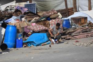 يتجه الفلسطينيون إلى ميناء بعد نزوحه مرة أخرى من الشمال من غزة تحت قصف إسرائيلي ثقيل. (تصوير مو من مو أسد)