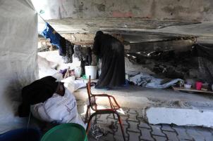 يتجه الفلسطينيون إلى ميناء بعد أن تم تهجيرهم مرة أخرى من الشمال من غزة تحت قصف إسرائيلي ثقيل. (تصوير مو من مو أسد)