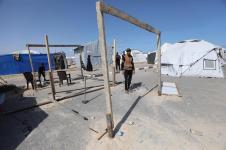 يتجه الفلسطينيون إلى ميناء بعد أن تم تهجيرهم مرة أخرى من الشمال من غزة تحت قصف إسرائيلي ثقيل. (تصوير مو من مو أسد)