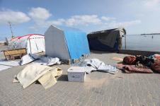 الفلسطينيون يتوجهون إلى ميناء بعد أن تم تهجيرهم مرة أخرى من الشمال من غزة تحت قصف إسرائيلي ثقيل. (تصوير مو من مو أسد)