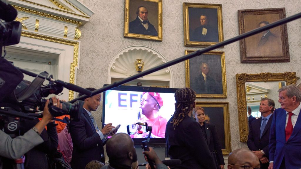 يستول ترامب على مقاطع فيديو لسياسي جنوب إفريقيا هامش كدليل على تهديدات المزارعين البيض