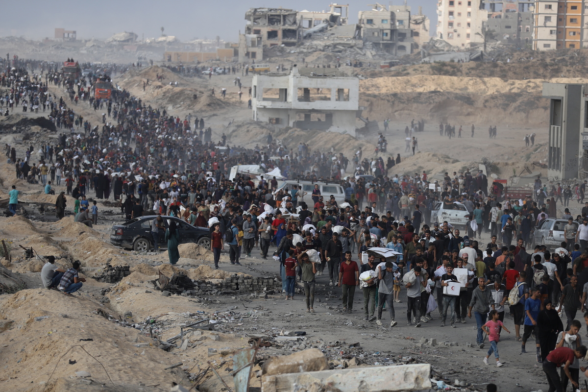 الآلاف من الفلسطينيين الذين يكافحون مع الجوع في منطقة زكيم في شمال غزة لتلقي المساعدات الإنسانية في مدينة غزة ، غزة ، في 22 يونيو 2025.