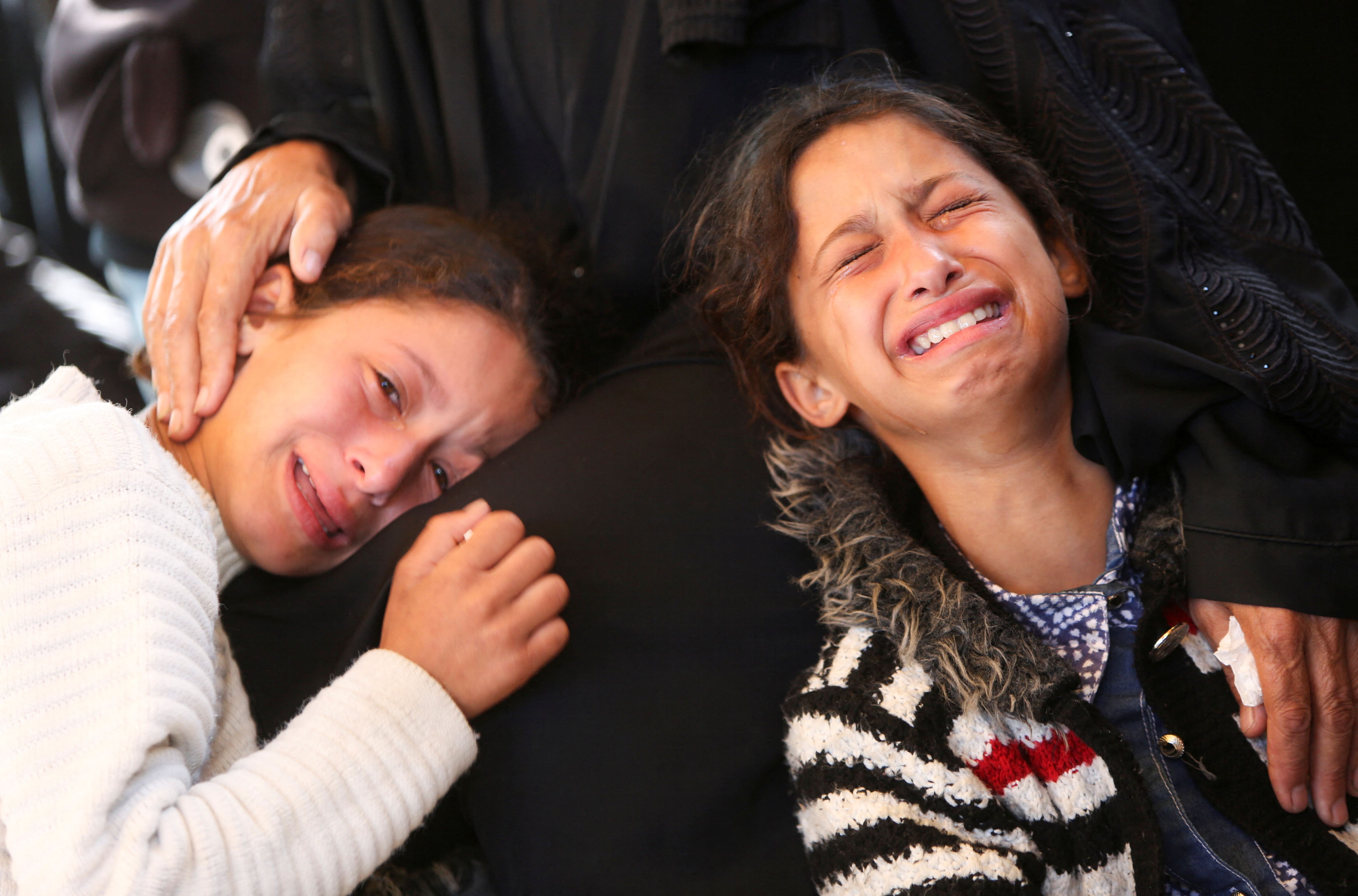 تتفاعل الفتيات خلال جنازة الفلسطينيين ، وفقًا للمسعفين ، قُتلوا في ضربات إسرائيلية ، في مستشفى ناصر ، في خان يونس ، في قطاع غزة الجنوبي ، 2 يونيو 2025. 