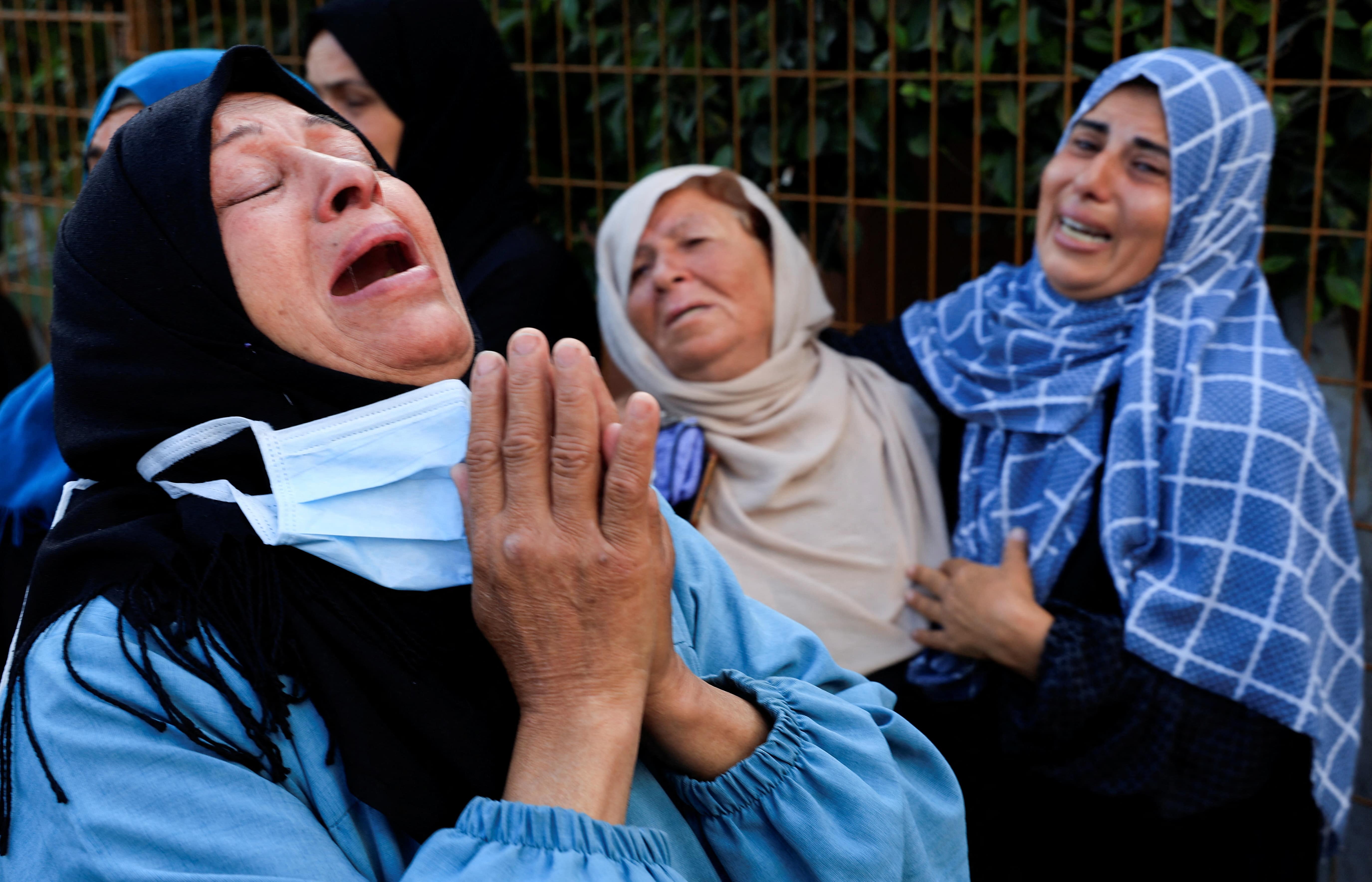 يتفاعل المشيعون خلال جنازة الفلسطينيين الذين ، وفقًا للمسعفين ، قتلوا في ضربات إسرائيلية ، في مستشفى ناصر ، في خان يونس ، في قطاع غزة الجنوبي ، 2 يونيو 2025. 