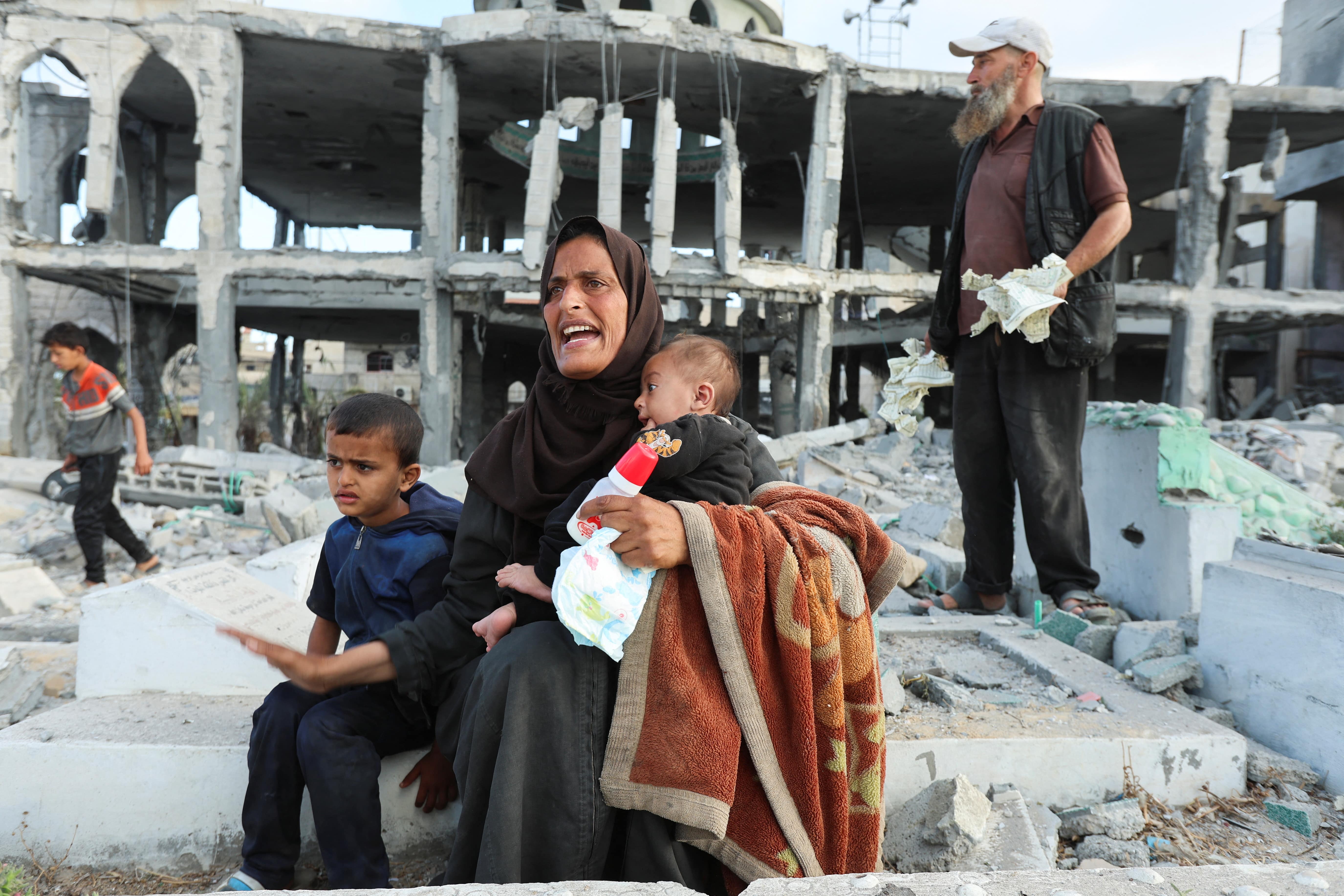 يتفاعل الفلسطينيون في موقع ضربة إسرائيلية على مسجد ، في دير البلا ، في قطاع غزة الوسطى ، 2 يونيو 2025. رويترز/رمضان عابد