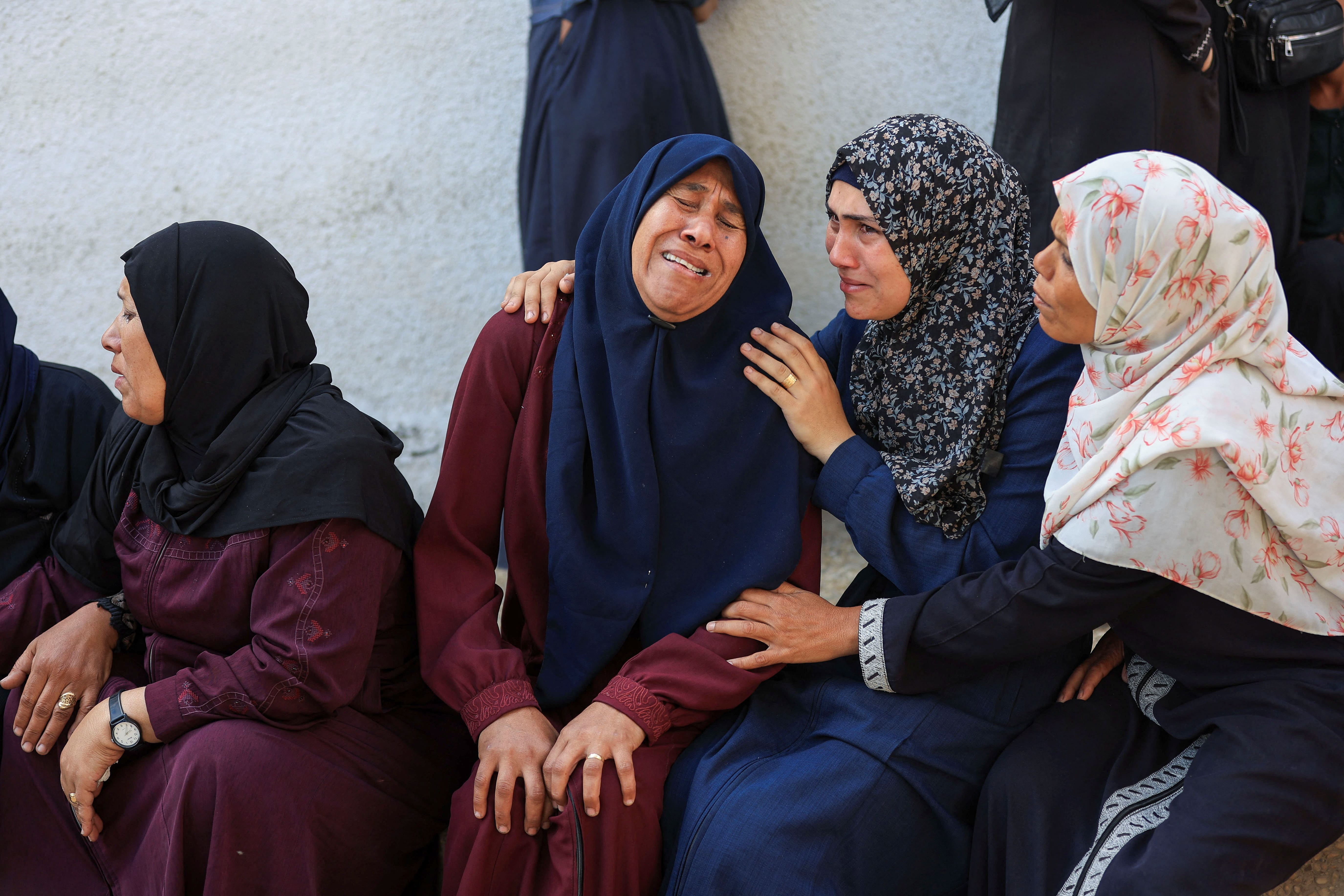 يتجمع المشيعون خلال جنازة الفلسطينيين الذين قتلوا ، وفقًا للمسعفين ، في الإضرابات الإسرائيلية ، في مستشفى الشيفا ، في مدينة غزة ، 4 يونيو 2025. رويترز