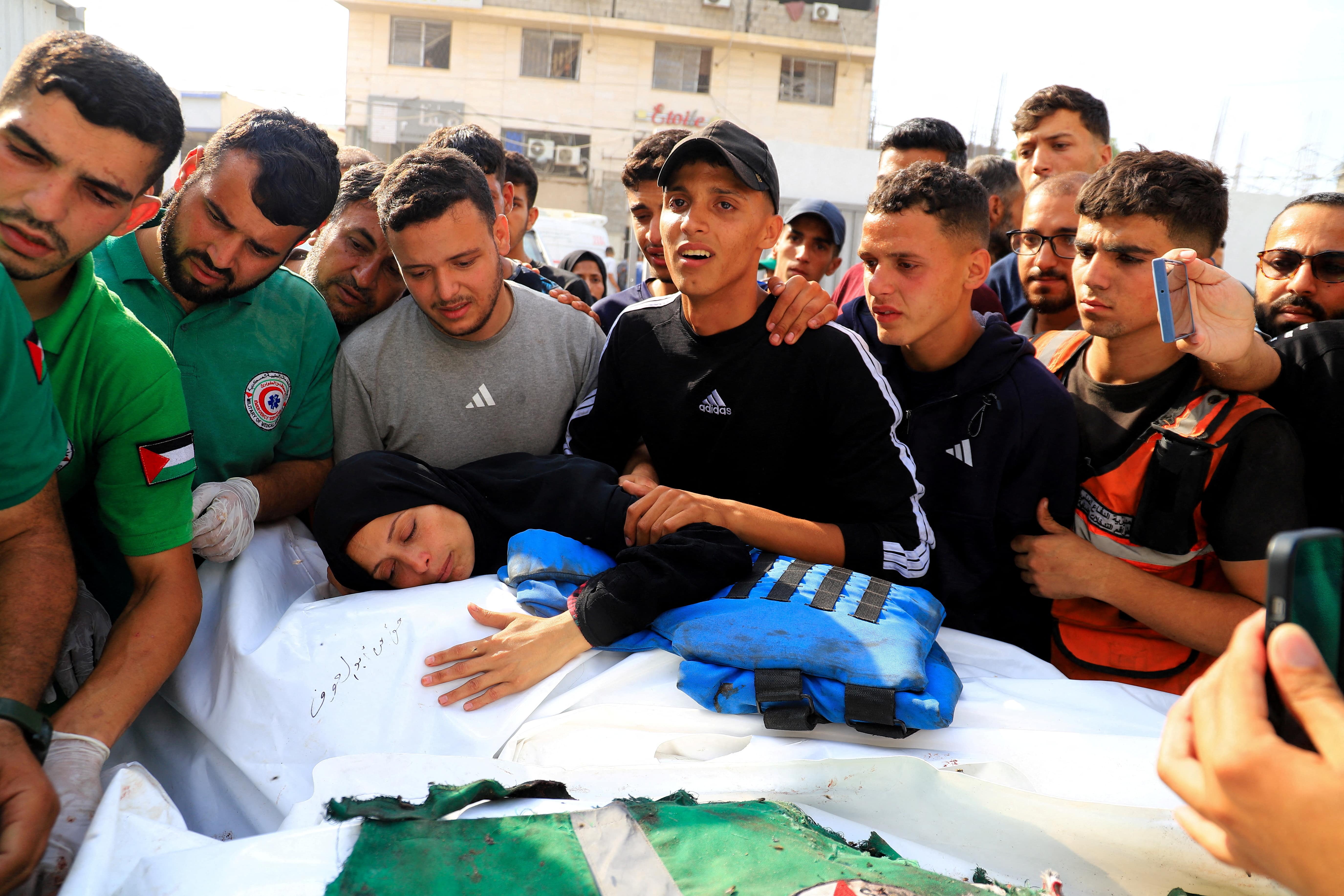 يحضر المشيعون جنازة صحفي وثلاثة من المسعفين الفلسطينيين الذين قتلوا في غارة جوية إسرائيلية ، وفقًا لوزارة الصحة ، في مدينة غزة ، 10 يونيو 2025. رويترز