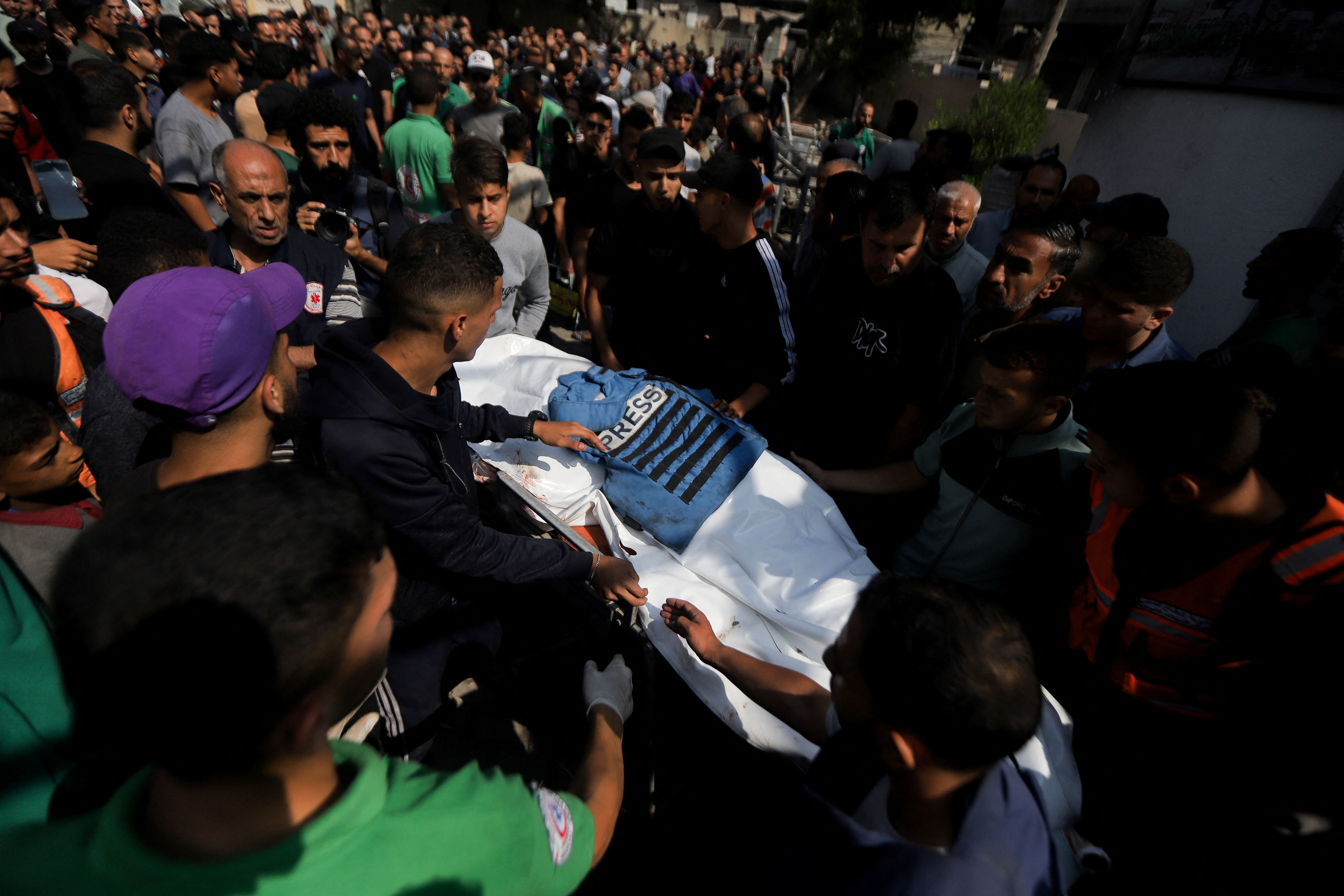 يحضر المشيعون جنازة صحفي وثلاثة من المسعفين الفلسطينيين الذين قتلوا في غارة جوية إسرائيلية ، وفقًا لوزارة الصحة ، في مدينة غزة ، 10 يونيو 2025. رويترز