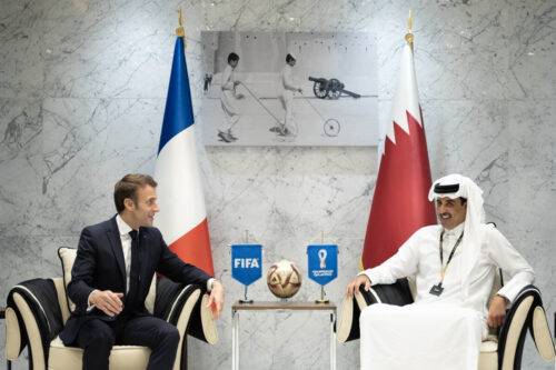 يلتقي الرئيس الفرنسي إيمانويل ماكرون (L) مع أمير قطر الشيخ تريم بن حمد آل ثاني (ص). (أميري ديوان من ولاية قطر - وكالة anadolu)
