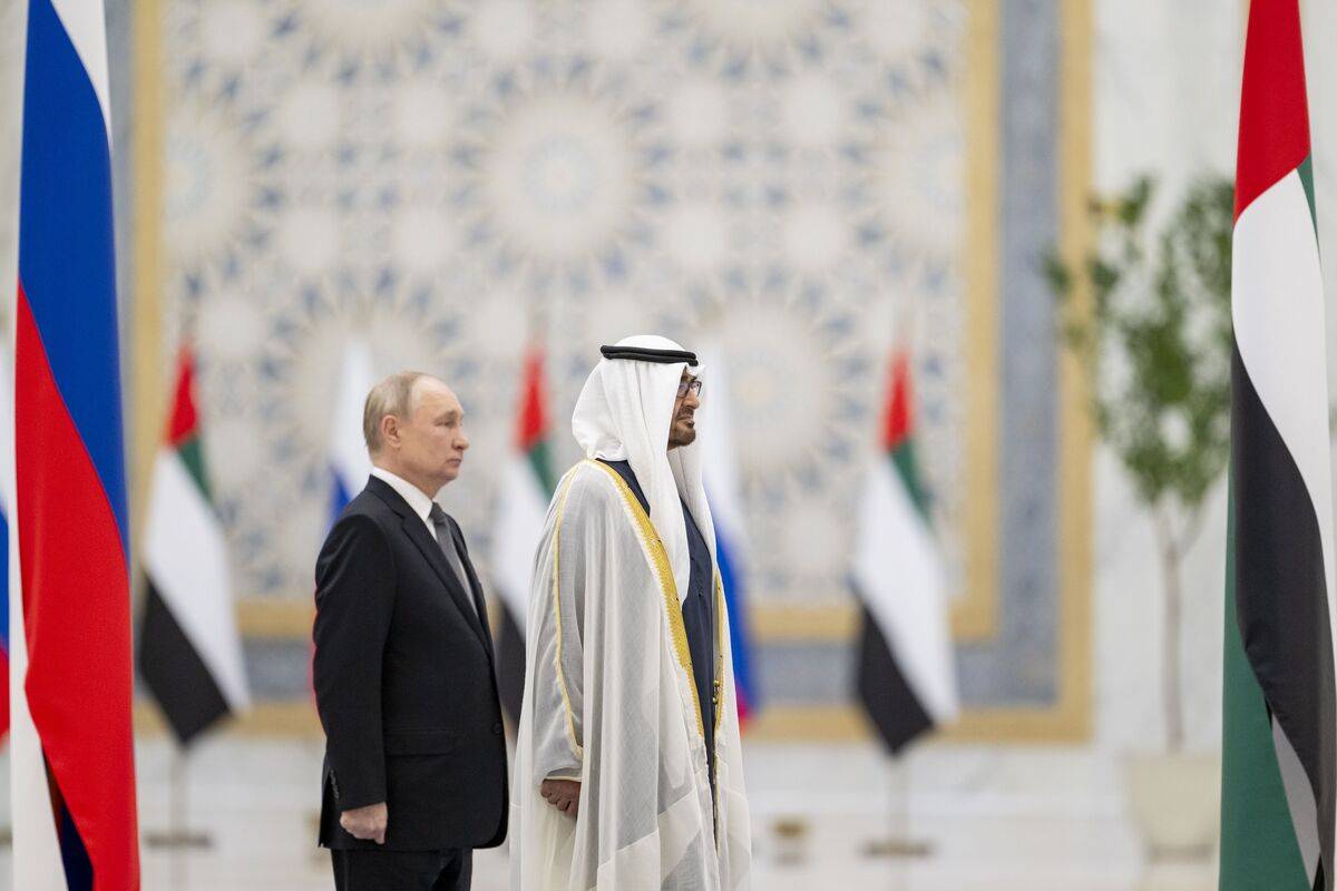 الرئيس الحالي للإمارات العربية المتحدة ، محمد بن زايد آل نهيان (ص) يرحب الرئيس الروسي فلاديمير بوتين (ل) مع حفل رسمي في قارر آل واتان في أبو ظبي ، الإمارات العربية المتحدة في 6 ديسمبر 2023.