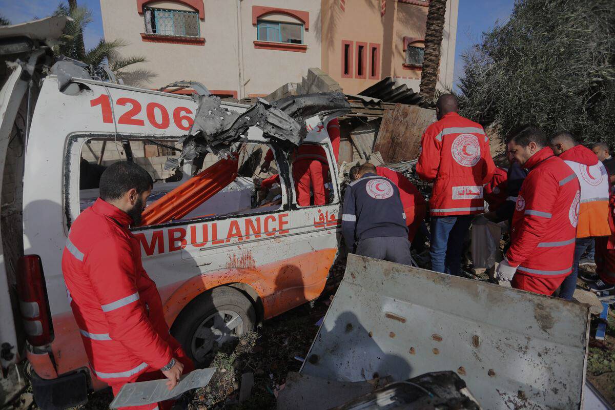 يتفقد الطاقم الطبي حطام سيارة الإسعاف بعد هجوم الجيش الإسرائيلي الذي يستهدف يوم الأربعاء في دير البلا ، غزة ، في 11 يناير 2024.