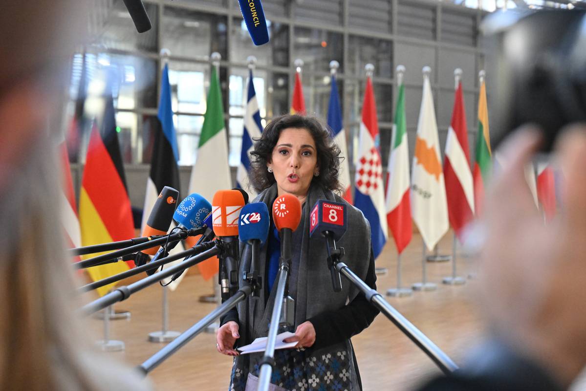 المفوض الأوروبي للمساواة والتأهب وإدارة الأزمات حجا لابيب يلقي خطابا وهو يحضر اجتماع وزراء الخارجية في الاتحاد الأوروبي في بروكسل ، بلجيكا في 27 يناير 2025. (Dursun Aydemir - ANADOLU Agency)